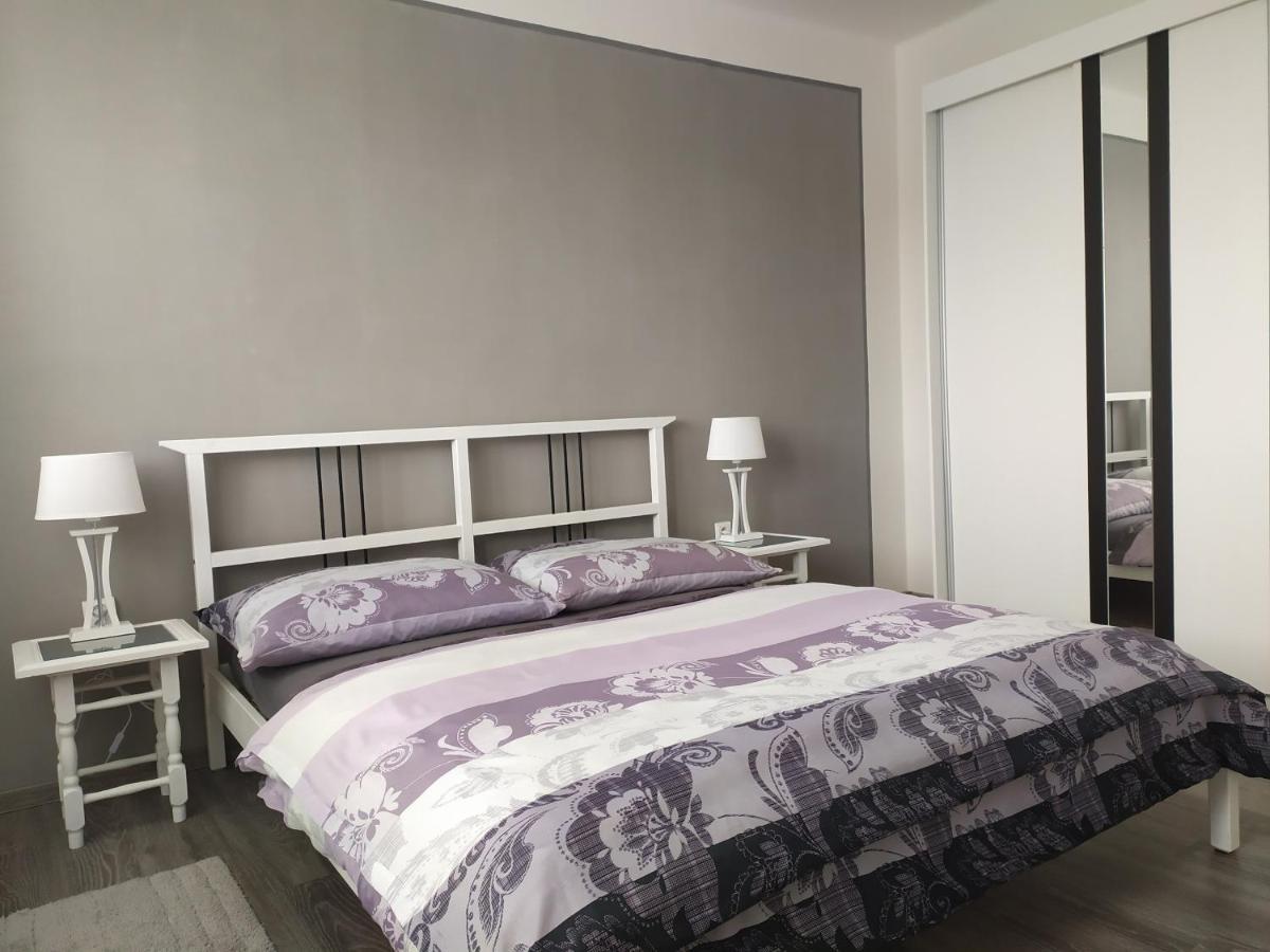 Ferienwohnung Byt Puskinova Hradec Králové Exterior foto