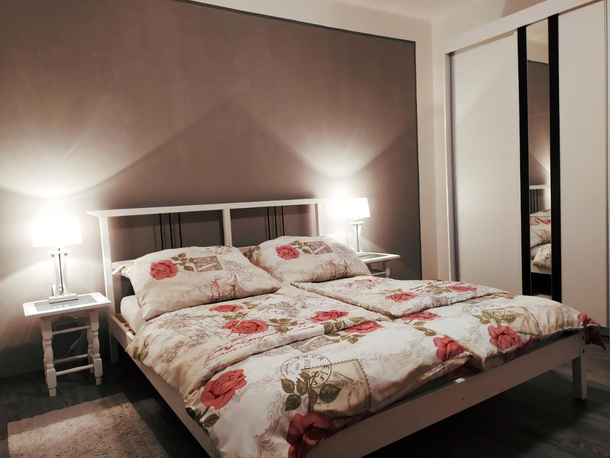 Ferienwohnung Byt Puskinova Hradec Králové Exterior foto